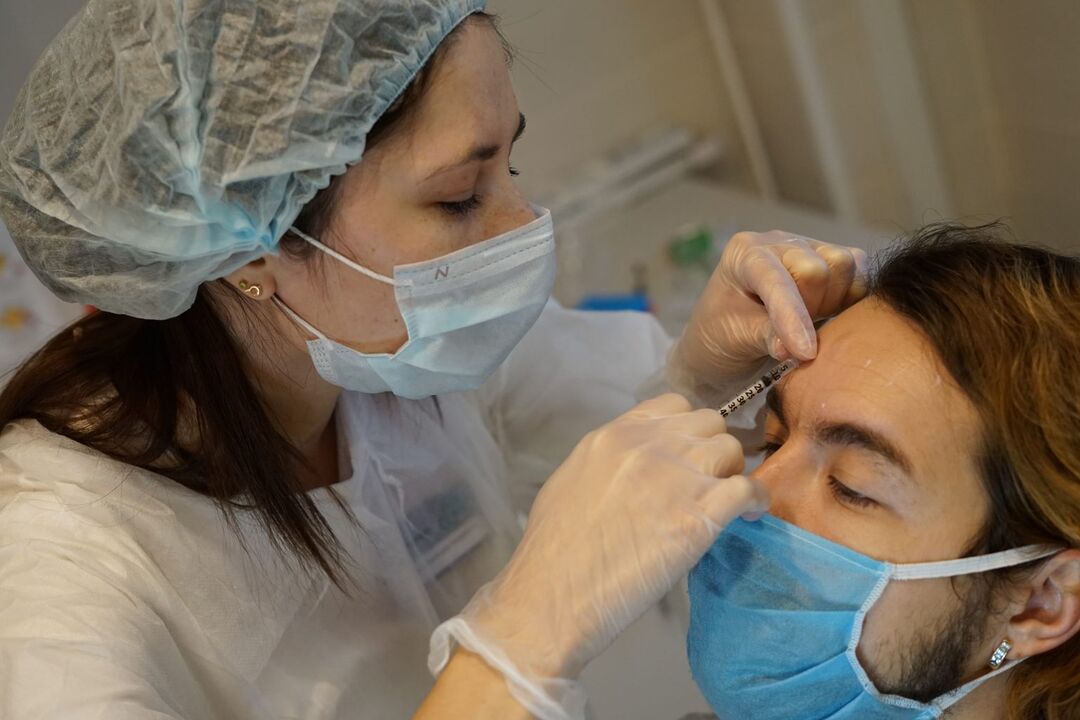Βοτουλινική θεραπεία - διαδικασία ένεσης για αναζωογόνηση του δέρματος του προσώπου