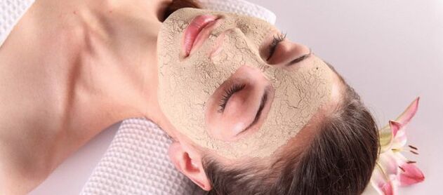 Η μάσκα μαγιάς συσφίγγει το δέρμα του προσώπου και του χαρίζει ελαστικότητα